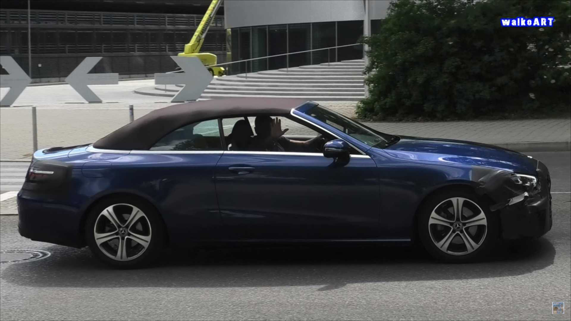 Mercedes-Benz E-Class mui trần lần đầu lộ diện trên đường phố - Ảnh 1.