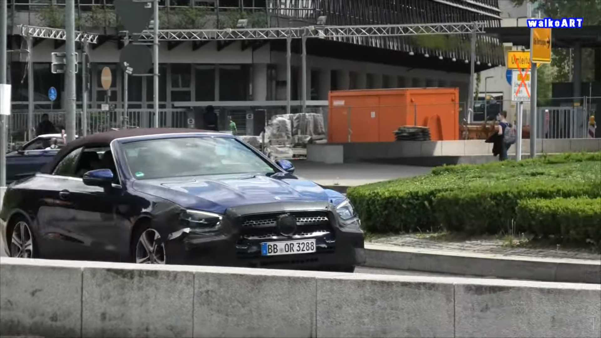 Mercedes-Benz E-Class mui trần lần đầu lộ diện trên đường phố - Ảnh 2.