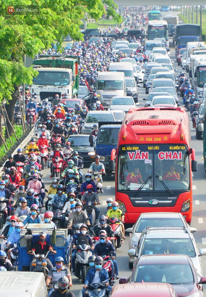 Ảnh: Hàng ngàn người chen chúc nhau trên đường về miền Tây, phà Cát Lái đông nghẹt từ sáng 30/4 - Ảnh 3.