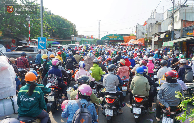 Ảnh: Hàng ngàn người chen chúc nhau trên đường về miền Tây, phà Cát Lái đông nghẹt từ sáng 30/4 - Ảnh 4.