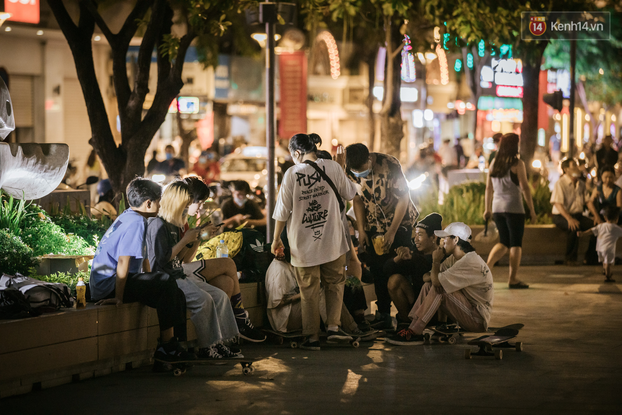 Sài Gòn nhộn nhịp trong buổi tối nghỉ lễ đầu tiên: Khu vực trung tâm dần trở nên đông đúc, nhiều người lo sợ vẫn “kè kè” chiếc khẩu trang bên mình - Ảnh 8.