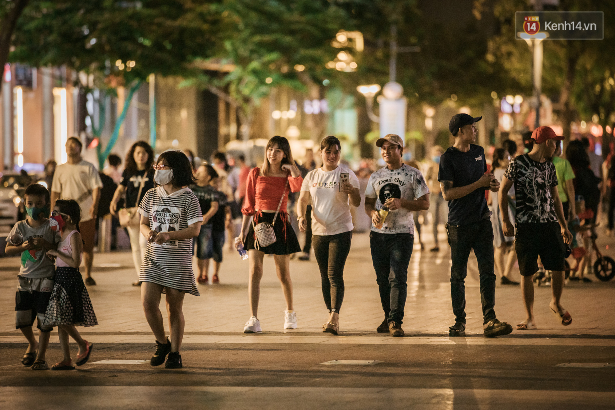 Sài Gòn nhộn nhịp trong buổi tối nghỉ lễ đầu tiên: Khu vực trung tâm dần trở nên đông đúc, nhiều người lo sợ vẫn “kè kè” chiếc khẩu trang bên mình - Ảnh 5.