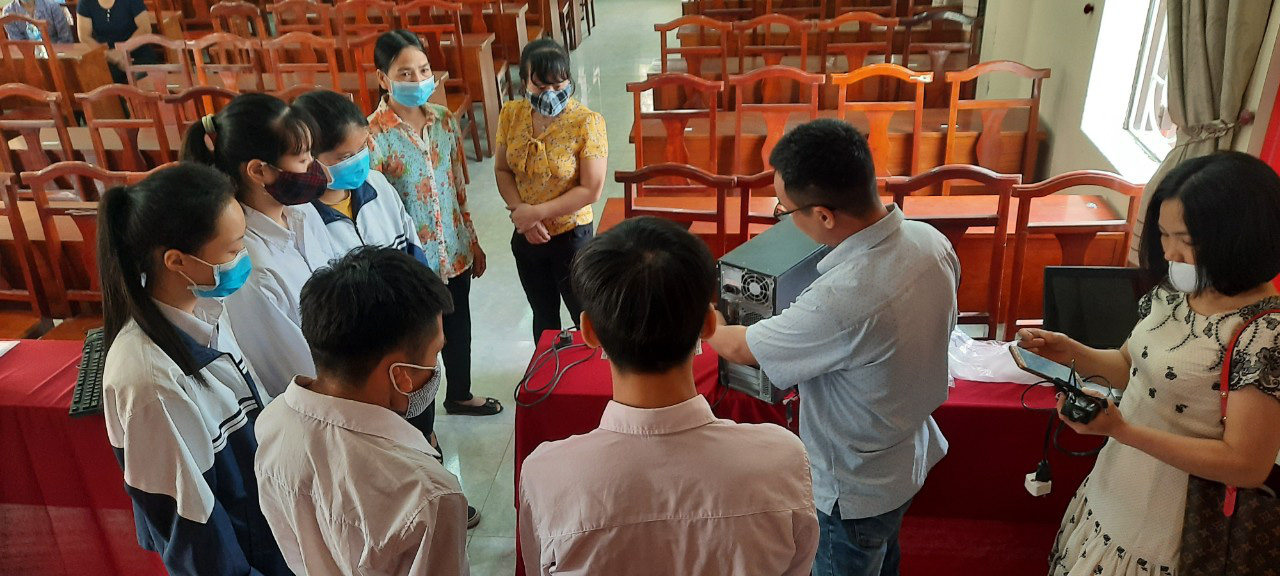 Học sinh Hà Nội tiếp tục nhận máy tính hỗ trợ học tập từ chương trình “Máy tính cho em” - Ảnh 3.