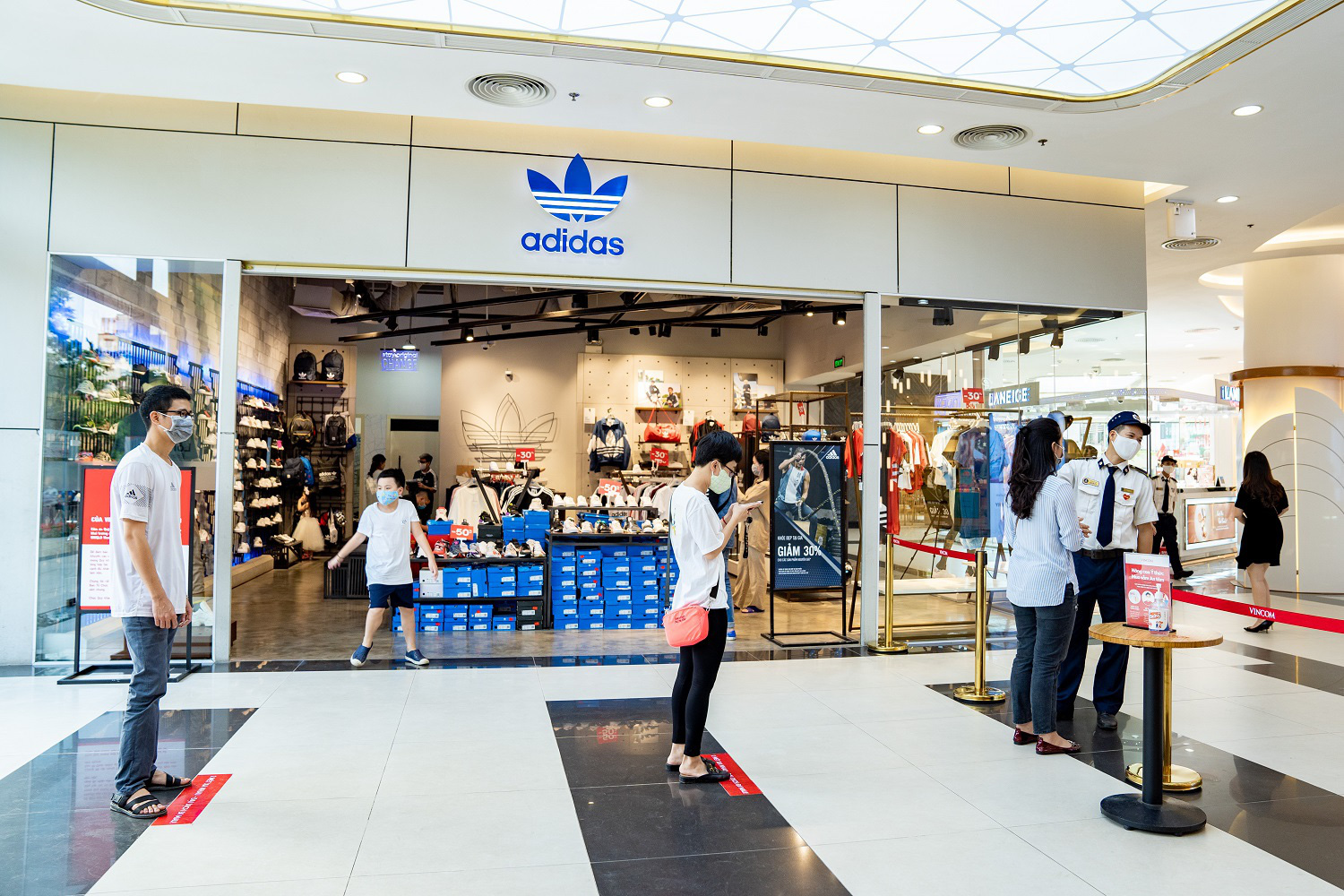 Nhiều nhãn hàng tại Vincom tung ưu đãi lên đến 50% đón đại lễ 30.04 - Ảnh 2.
