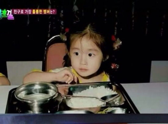 Lộ ảnh Jiyeon (T-ara) thời bé, đúng là mỹ nhân từ nhỏ nhưng nhan sắc của bố cô nàng còn gây chú ý hơn - Ảnh 6.