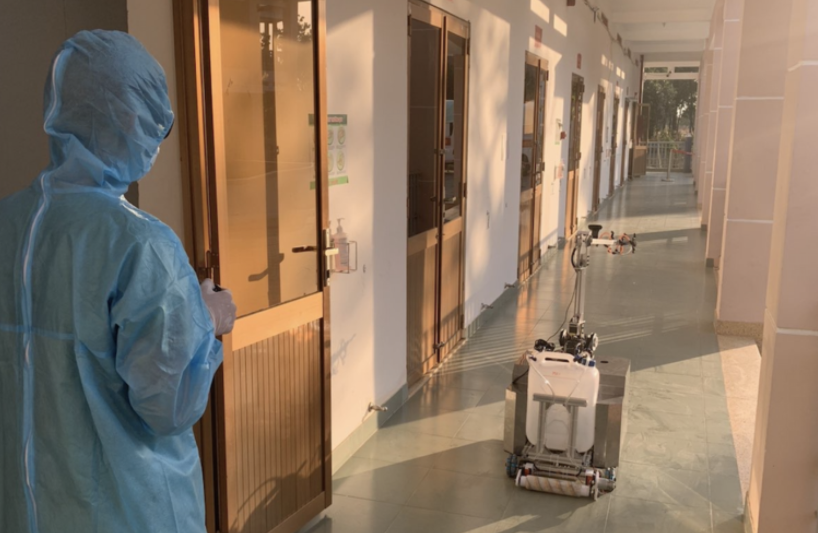 TP.HCM: Bệnh viện điều trị Covid-19 đưa robot khử khuẩn phòng cách ly vào hoạt động thay bác sĩ - Ảnh 2. TP.HCM: Bệnh viện điều trị Covid-19 đưa robot khử khuẩn phòng cách ly vào hoạt động thay bác sĩ - Ảnh 2.