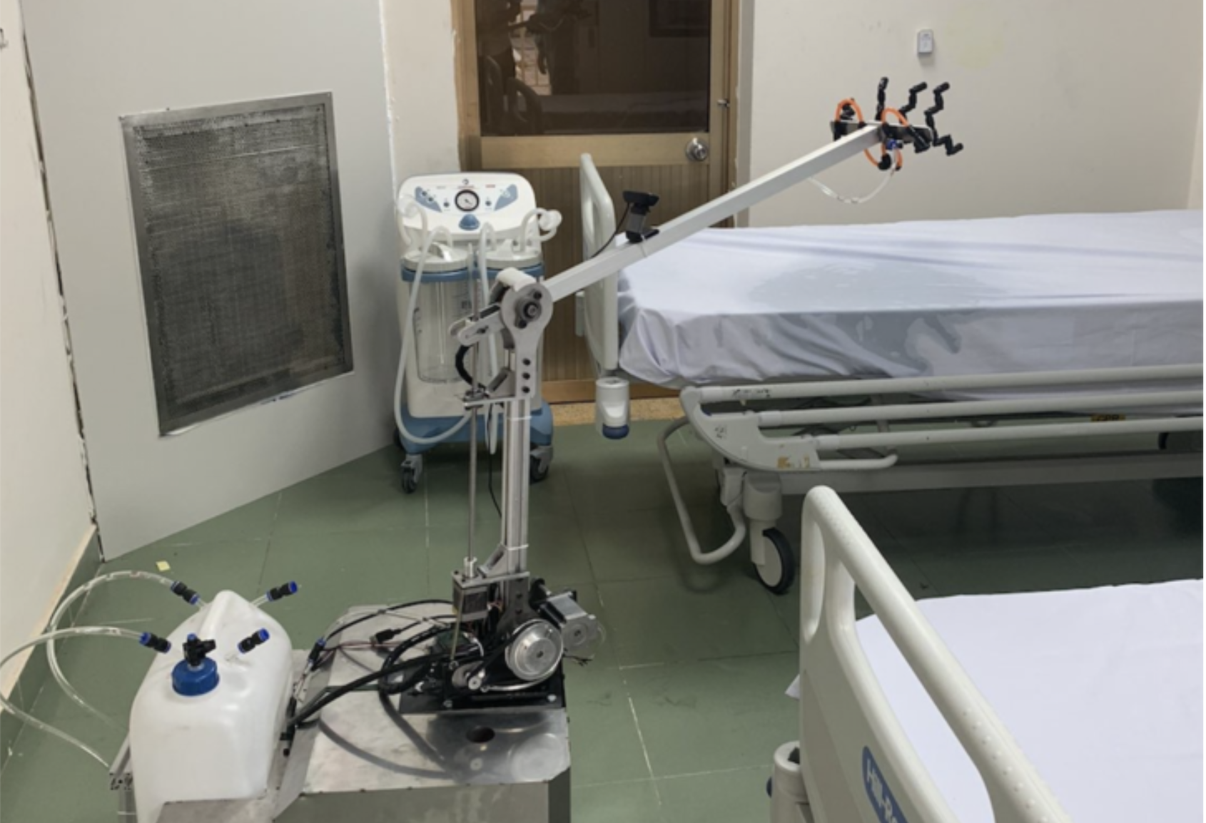 TP.HCM: Bệnh viện điều trị Covid-19 đưa robot khử khuẩn phòng cách ly vào hoạt động thay bác sĩ - Ảnh 3.
