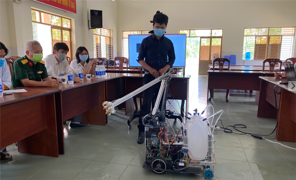 TP.HCM: Bệnh viện điều trị Covid-19 đưa robot khử khuẩn phòng cách ly vào hoạt động thay bác sĩ - Ảnh 1. TP.HCM: Bệnh viện điều trị Covid-19 đưa robot khử khuẩn phòng cách ly vào hoạt động thay bác sĩ - Ảnh 1.