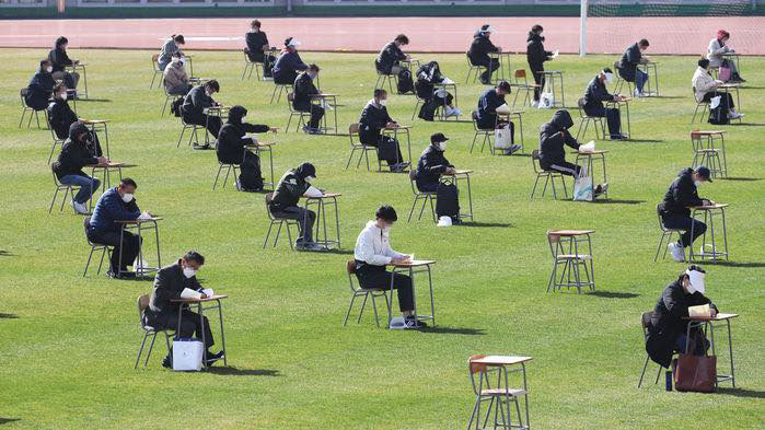 Kỳ thi tuyển công chức tại Hàn Quốc: Sinh viên bắt buộc đo thân nhiệt, đeo khẩu trang và cách xa nhau ít nhất 5 mét! - Ảnh 2.