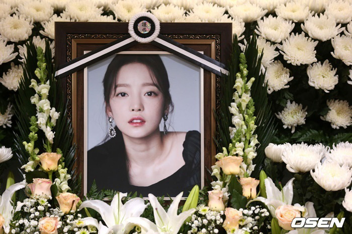 Netizen căm phẫn khi nghe anh trai Goo Hara tiết lộ mẹ ruột vui vẻ xin chụp ảnh với người nổi tiếng ngay trong đám tang con gái - Ảnh 3.