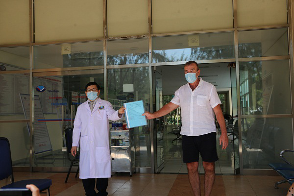 Ca nhiễm Covid-19 duy nhất được điều trị tại Quảng Nam khỏi bệnh, được xuất viện - Ảnh 1.