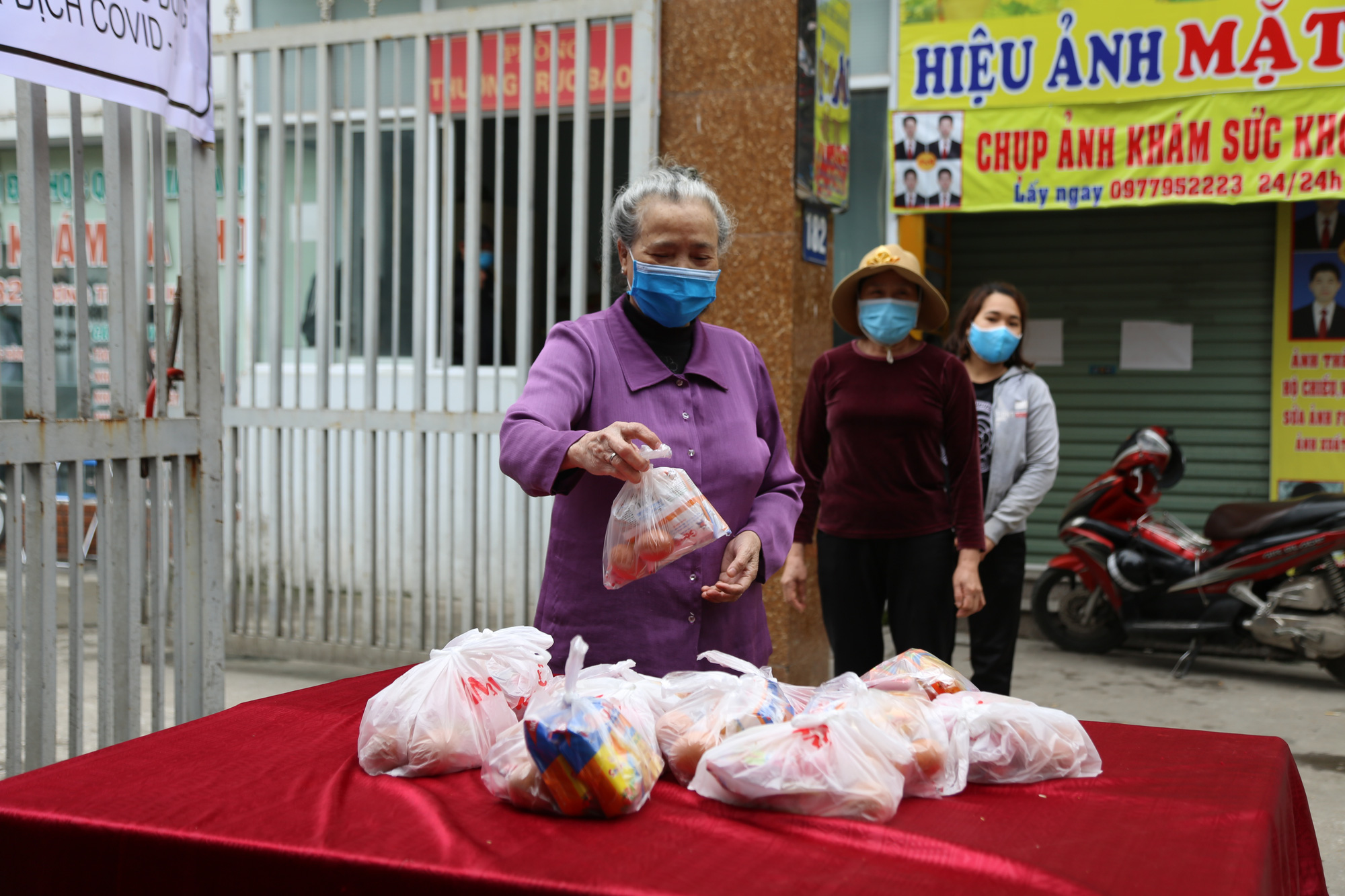 Chùm ảnh: Ai cần cứ đến lấy và hàng trăm suất ăn miễn phí dành tặng người lao động nghèo giữa mùa dịch covid -19 ở Hà Nội - Ảnh 7.