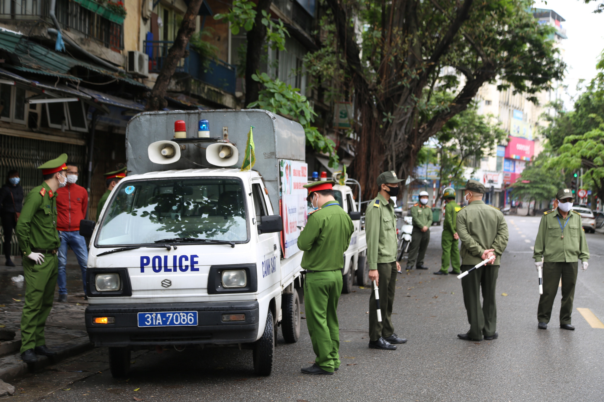 Hai chủ gara ô tô ở Hà Nội bị phạt 15 triệu đồng vì vẫn mở cửa, tụ tập đông người trong mùa dịch Covid-19 - Ảnh 1.