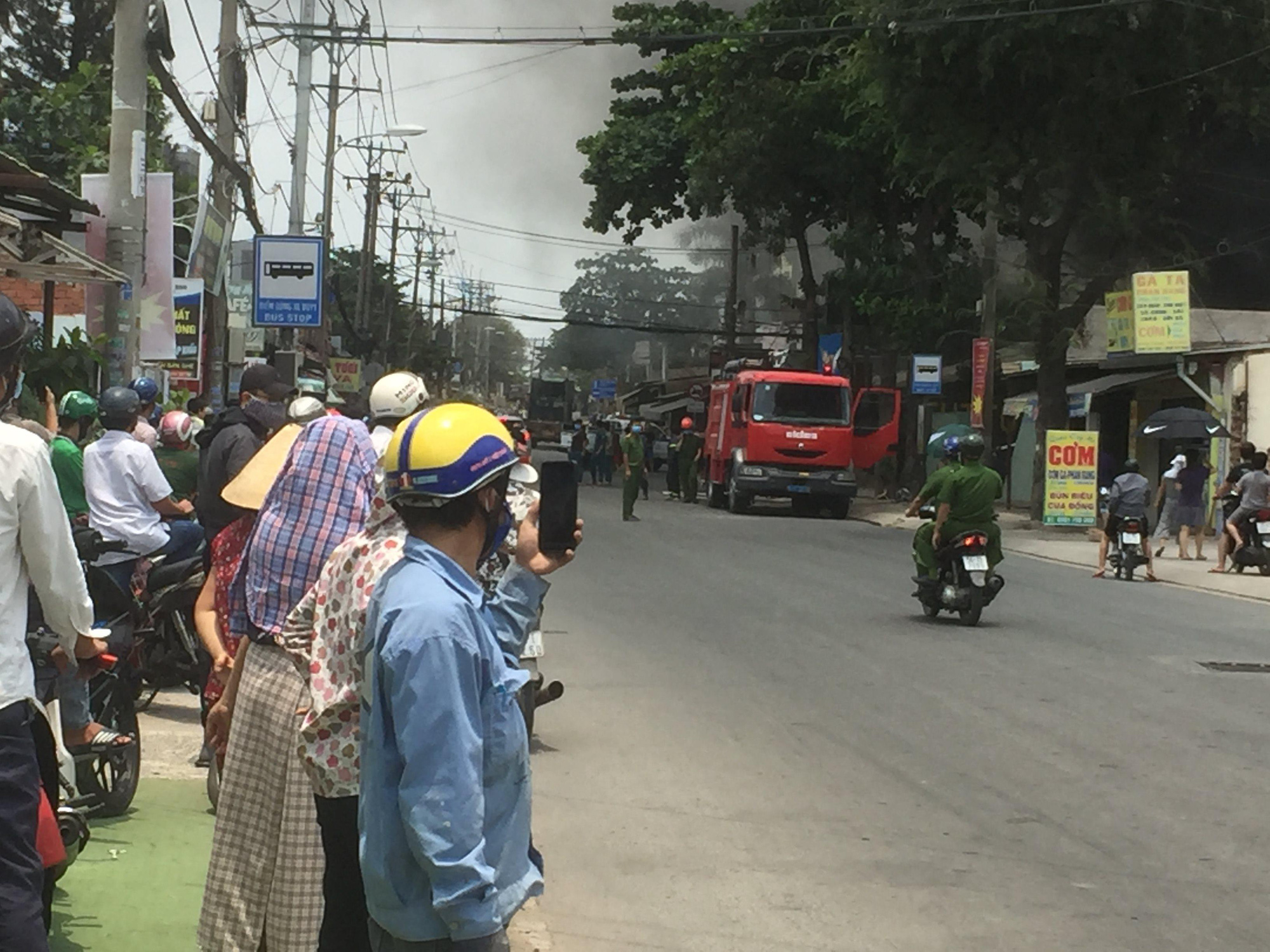 Cháy quán Karaoke ở Sài Gòn, nhiều người tụ tập đứng xem và livestream dù đang cao điểm chống dịch Covid-19 - Ảnh 3.