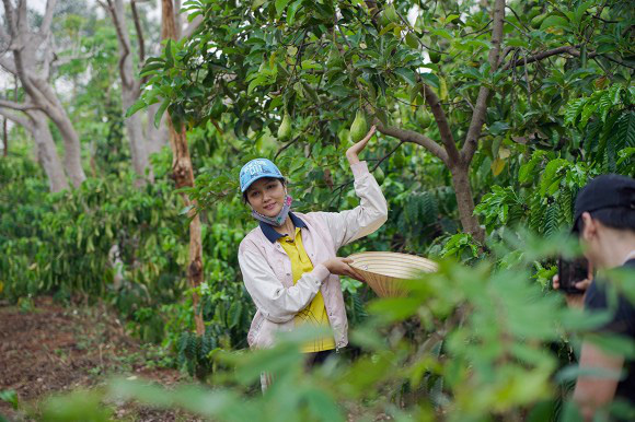 Nhật kí một ngày "tránh dịch" của H'Hen Niê: Lên rẫy hái điều, cuốc đất trồng rau đều là "chuyện vặt" - Ảnh 5. Nhật kí một ngày "tránh dịch" của H'Hen Niê: Lên rẫy hái điều, cuốc đất trồng rau đều là "chuyện vặt" - Ảnh 5.