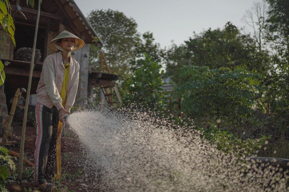 Nhật kí một ngày "tránh dịch" của H'Hen Niê: Lên rẫy hái điều, cuốc đất trồng rau đều là "chuyện vặt" - Ảnh 8. Nhật kí một ngày "tránh dịch" của H'Hen Niê: Lên rẫy hái điều, cuốc đất trồng rau đều là "chuyện vặt" - Ảnh 8.