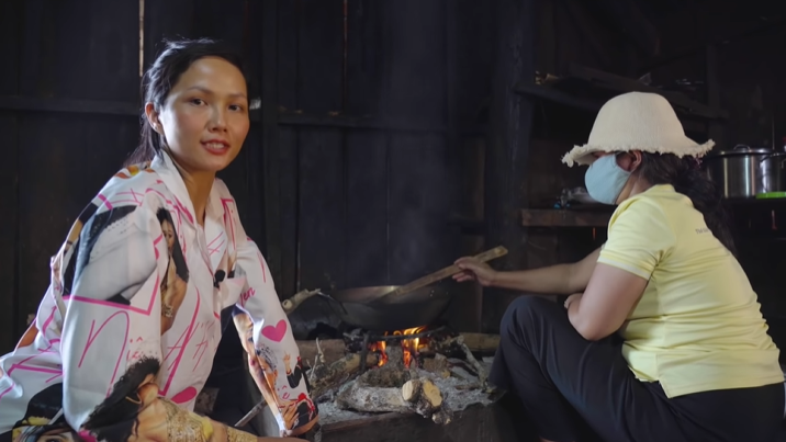 Nhật kí một ngày "tránh dịch" của H'Hen Niê: Lên rẫy hái điều, cuốc đất trồng rau đều là "chuyện vặt" - Ảnh 6. Nhật kí một ngày "tránh dịch" của H'Hen Niê: Lên rẫy hái điều, cuốc đất trồng rau đều là "chuyện vặt" - Ảnh 6.