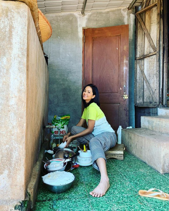 Nhật kí một ngày "tránh dịch" của H'Hen Niê: Lên rẫy hái điều, cuốc đất trồng rau đều là "chuyện vặt" - Ảnh 10. Nhật kí một ngày "tránh dịch" của H'Hen Niê: Lên rẫy hái điều, cuốc đất trồng rau đều là "chuyện vặt" - Ảnh 10.