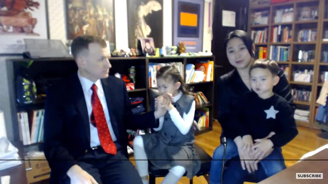 Gia đình chồng giáo sư, vợ Hàn Quốc từng gây sốt với màn &quot;phá đám&quot; của con trẻ khi đang phỏng vấn trực tiếp bất ngờ xuất hiện trở lại &quot;bá đạo&quot; hơn sau 3 năm - Ảnh 5.