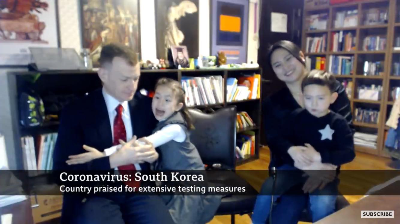 Gia đình chồng giáo sư, vợ Hàn Quốc từng gây sốt với màn &quot;phá đám&quot; của con trẻ khi đang phỏng vấn trực tiếp bất ngờ xuất hiện trở lại &quot;bá đạo&quot; hơn sau 3 năm - Ảnh 7.
