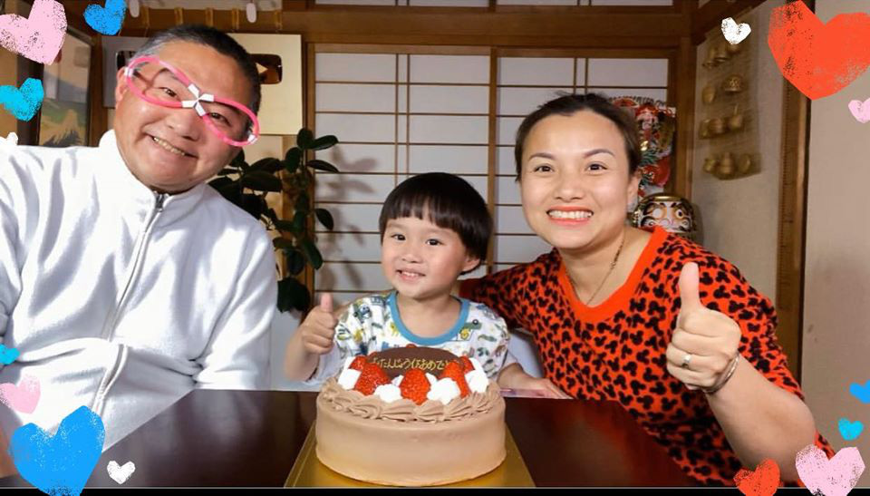 Quỳnh Trần JP đăng ảnh cả gia đình chúc mừng sinh nhật ông xã nhưng thứ anh đeo trên mặt lại khiến ai nấy không thể nhịn được cười - Ảnh 1.