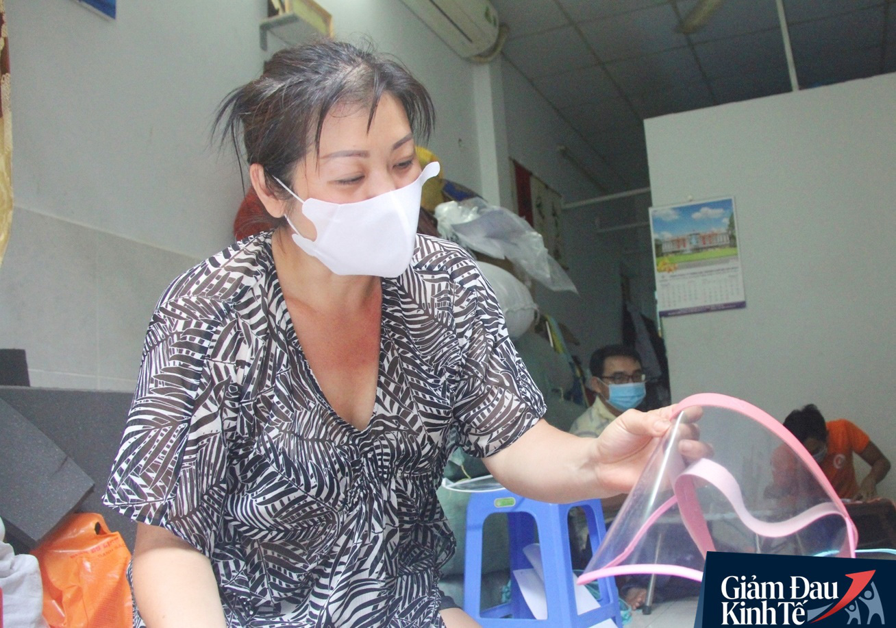 Gặp nữ tiểu thương Sài Gòn xuất hiện trên loạt báo quốc tế khi cùng nhóm bạn tự làm hơn 1.500 chiếc mặt nạ ngăn giọt bắn, tặng các y bác sĩ chống dịch Covid-19 - Ảnh 5. Gặp nữ tiểu thương Sài Gòn xuất hiện trên loạt báo quốc tế khi cùng nhóm bạn tự làm hơn 1.500 chiếc mặt nạ ngăn giọt bắn, tặng các y bác sĩ chống dịch Covid-19 - Ảnh 5.