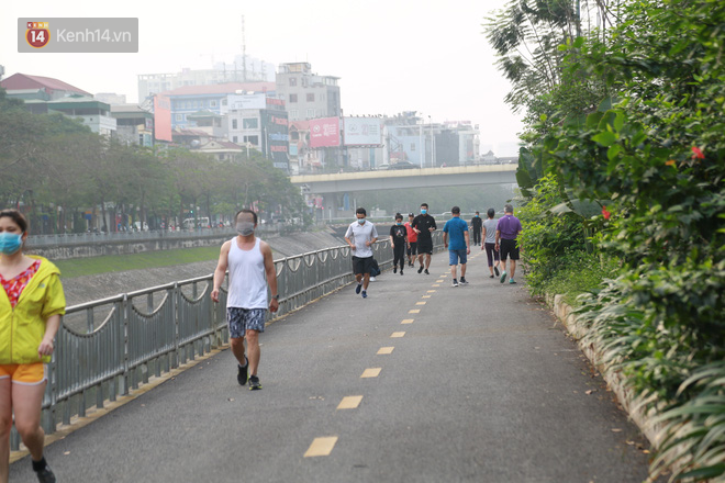 Hà Nội: Bất chấp chỉ thị cách ly xã hội, nhiều người dân vẫn tấp nập ra bờ sông Tô Lịch tập thể dục - Ảnh 16.
