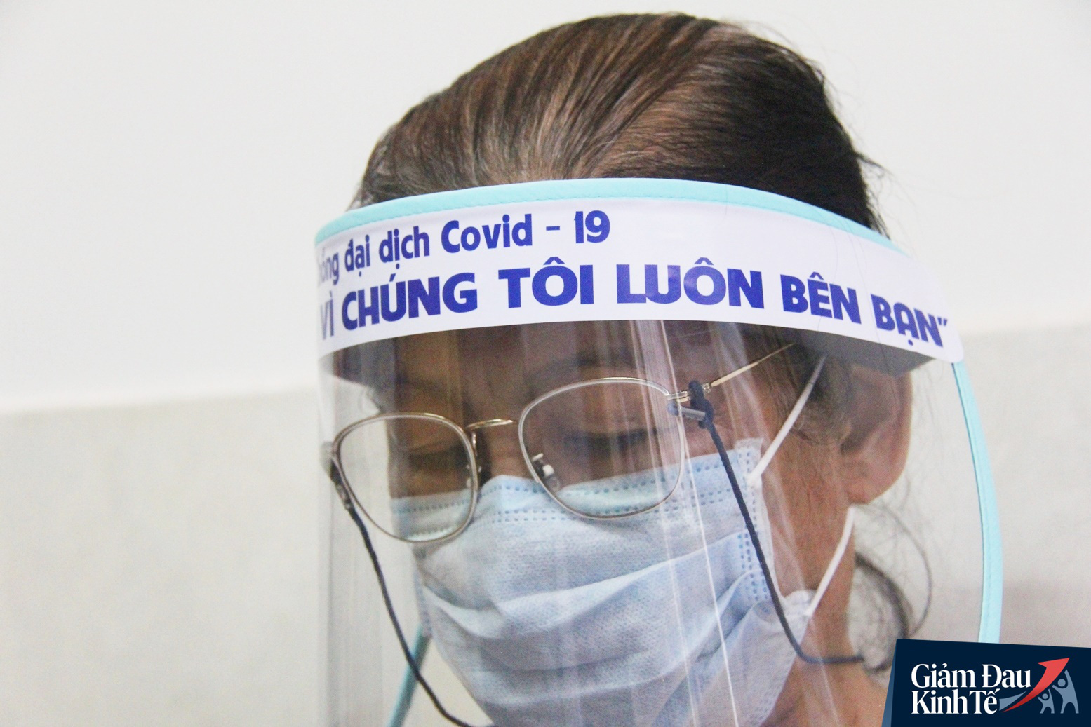 Gặp nữ tiểu thương Sài Gòn xuất hiện trên loạt báo quốc tế khi cùng nhóm bạn tự làm hơn 1.500 chiếc mặt nạ ngăn giọt bắn, tặng các y bác sĩ chống dịch Covid-19 - Ảnh 11.