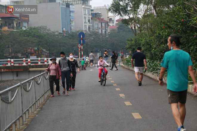 Hà Nội: Bất chấp chỉ thị cách ly xã hội, nhiều người dân vẫn tấp nập ra bờ sông Tô Lịch tập thể dục - Ảnh 8.