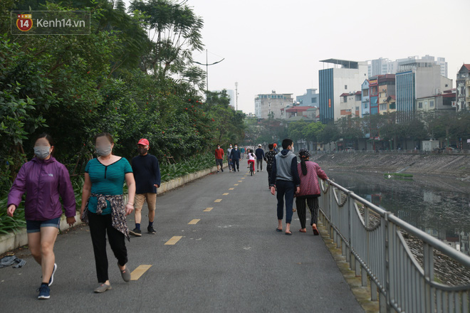 Hà Nội: Bất chấp chỉ thị cách ly xã hội, nhiều người dân vẫn tấp nập ra bờ sông Tô Lịch tập thể dục - Ảnh 4.