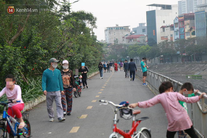 Hà Nội: Bất chấp chỉ thị cách ly xã hội, nhiều người dân vẫn tấp nập ra bờ sông Tô Lịch tập thể dục - Ảnh 1.