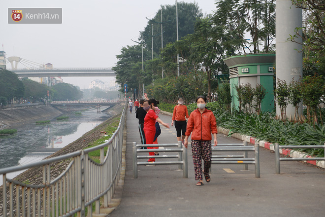 Hà Nội: Bất chấp chỉ thị cách ly xã hội, nhiều người dân vẫn tấp nập ra bờ sông Tô Lịch tập thể dục - Ảnh 15.