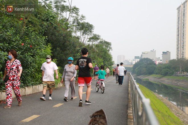 Hà Nội: Bất chấp chỉ thị cách ly xã hội, nhiều người dân vẫn tấp nập ra bờ sông Tô Lịch tập thể dục - Ảnh 2.