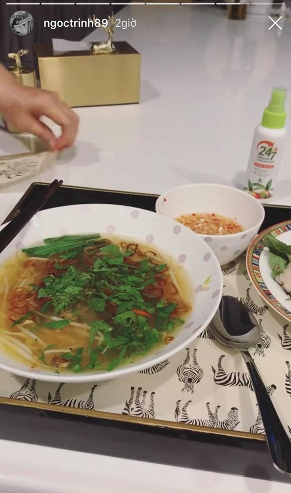 Lại giới thiệu thêm món cháo ếch nấu theo kiểu miền Tây trên Instagram, Ngọc Trinh ở nhà rảnh quá nên sắp làm food blogger luôn rồi! - Ảnh 4.