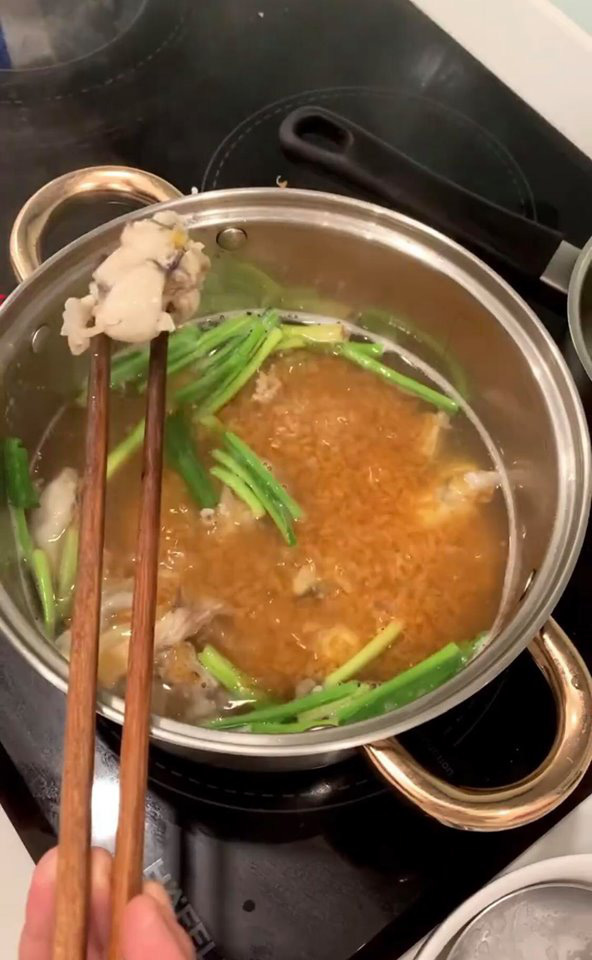 Lại giới thiệu thêm món cháo ếch nấu theo kiểu miền Tây trên Instagram, Ngọc Trinh ở nhà rảnh quá nên sắp làm food blogger luôn rồi! - Ảnh 1.