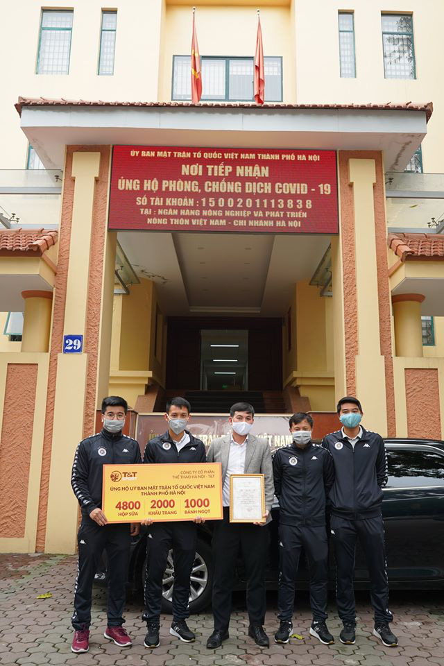 Các cầu thủ CLB Hà Nội góp 1 ngày lương tặng quà cho “tuyến đầu” phòng chống Covid-19 - Ảnh 1.