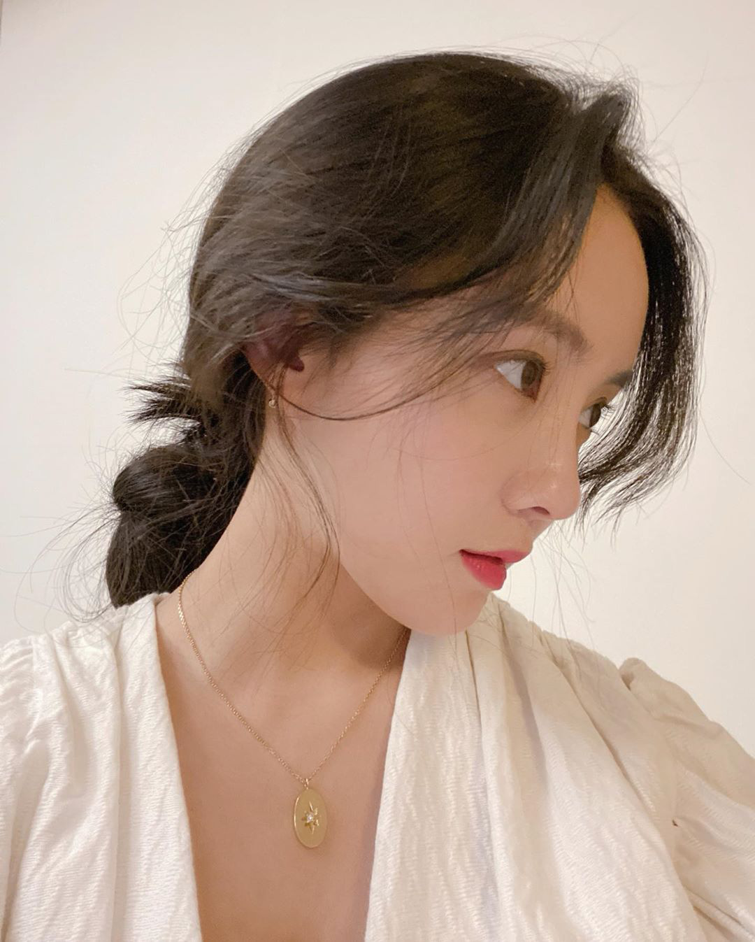 Chẳng cần cầu kỳ chi cho mệt, bạn cứ copy loạt kiểu tóc đơn giản nhưng max điểm thần thái này của sao Hàn là đảm bảo xinh - Ảnh 8. Chẳng cần cầu kỳ chi cho mệt, bạn cứ copy loạt kiểu tóc đơn giản nhưng max điểm thần thái này của sao Hàn là đảm bảo xinh - Ảnh 8.