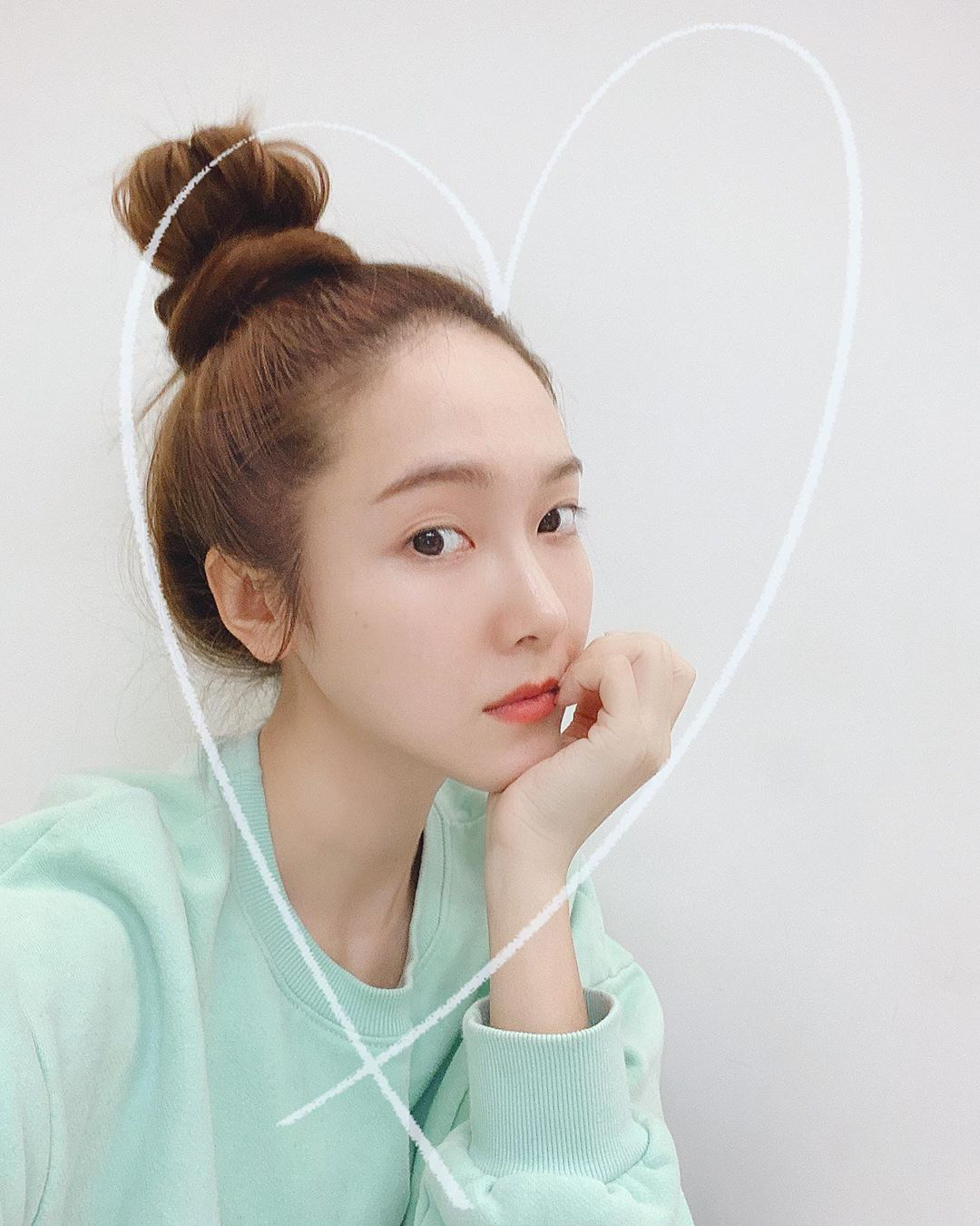 Chẳng cần cầu kỳ chi cho mệt, bạn cứ copy loạt kiểu tóc đơn giản nhưng max điểm thần thái này của sao Hàn là đảm bảo xinh - Ảnh 2. Chẳng cần cầu kỳ chi cho mệt, bạn cứ copy loạt kiểu tóc đơn giản nhưng max điểm thần thái này của sao Hàn là đảm bảo xinh - Ảnh 2.