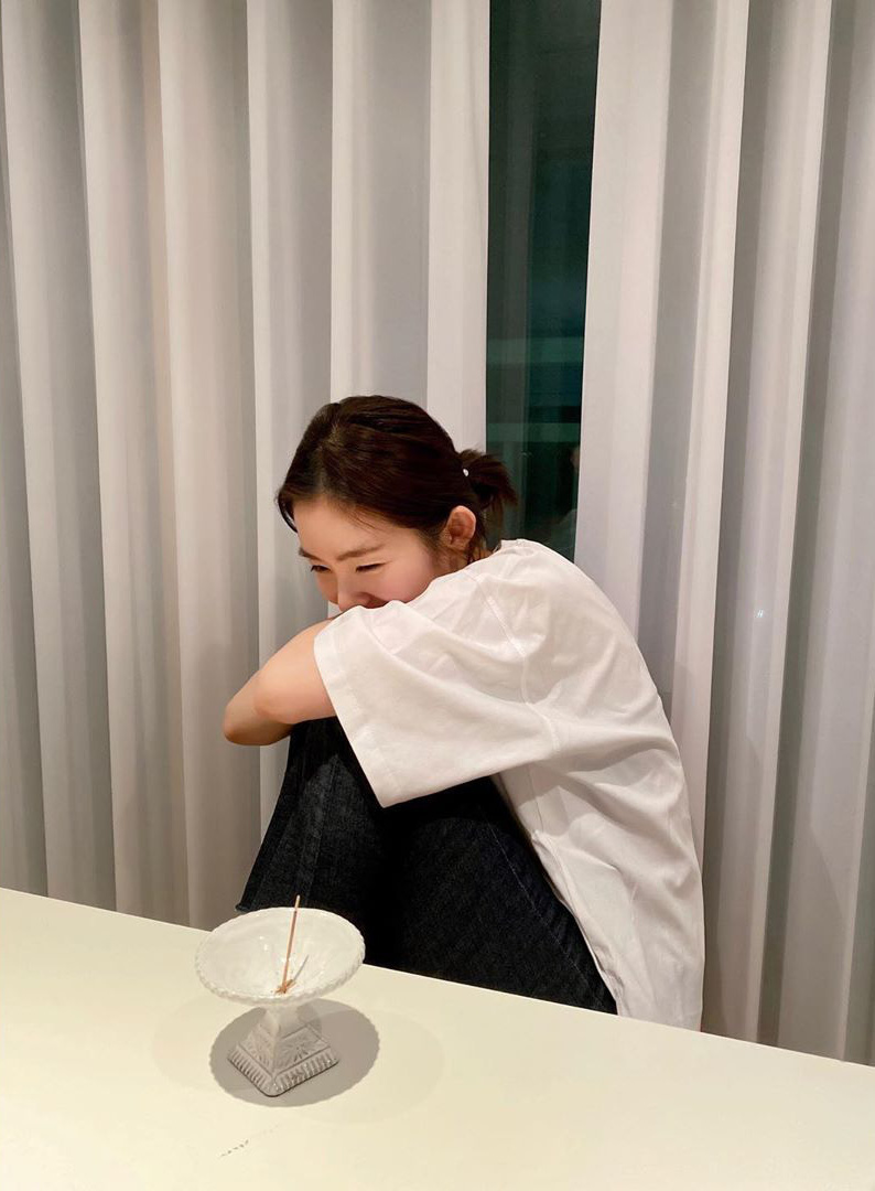 Chẳng cần cầu kỳ chi cho mệt, bạn cứ copy loạt kiểu tóc đơn giản nhưng max điểm thần thái này của sao Hàn là đảm bảo xinh - Ảnh 9. Chẳng cần cầu kỳ chi cho mệt, bạn cứ copy loạt kiểu tóc đơn giản nhưng max điểm thần thái này của sao Hàn là đảm bảo xinh - Ảnh 9.