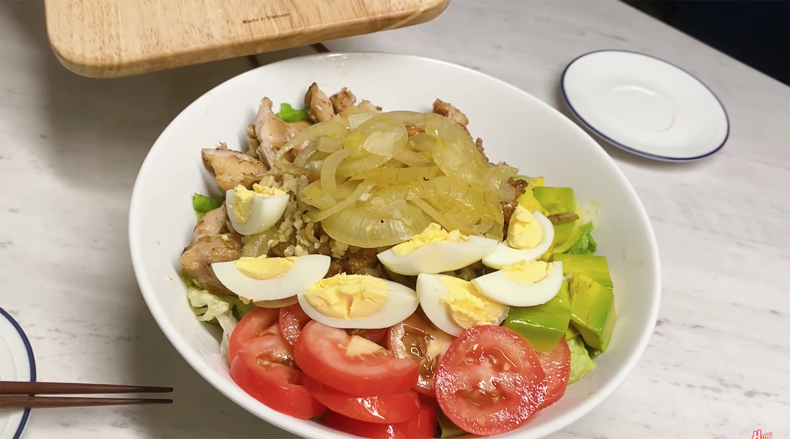 Chia sẻ bị lên báo vì trang trí đồ ăn xấu quá, lần này Trấn Thành làm salad cho vợ đầu tư hơn hẳn: miếng nào miếng nấy phải đẹp! - Ảnh 9.