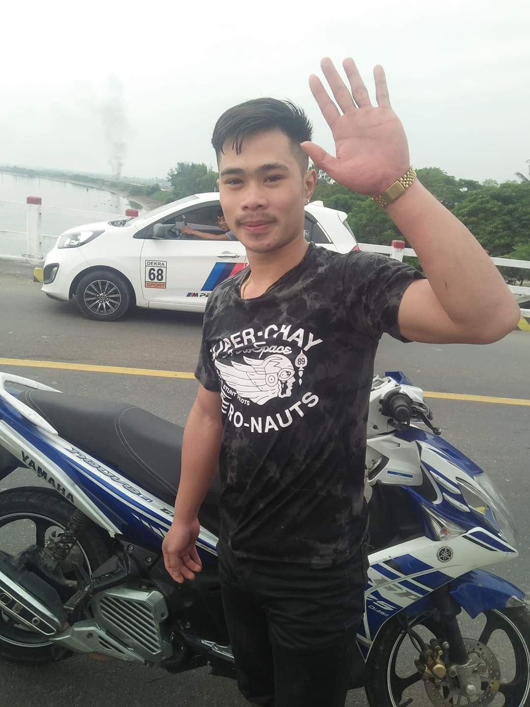 Nam sinh viên người Lào lao mình xuống sông cứu người đàn ông bị rơi từ cầu cao xuống - Ảnh 2.