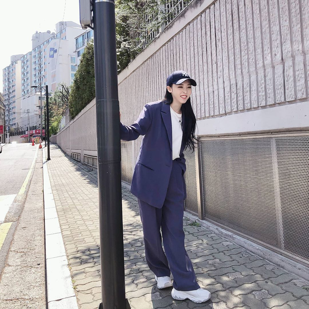 Học ngay 11 set đồ đời thường của sao Hàn để biết thế nào là mặc đơn giản mà vẫn tôn dáng, trendy - Ảnh 4.