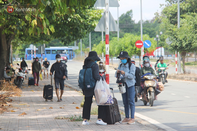 Hàng trăm sinh viên đội nắng, lỉnh kỉnh đồ đạc quay trở lại KTX ĐHQG TP.HCM sau kỳ nghỉ dài gần 4 tháng - Ảnh 1.