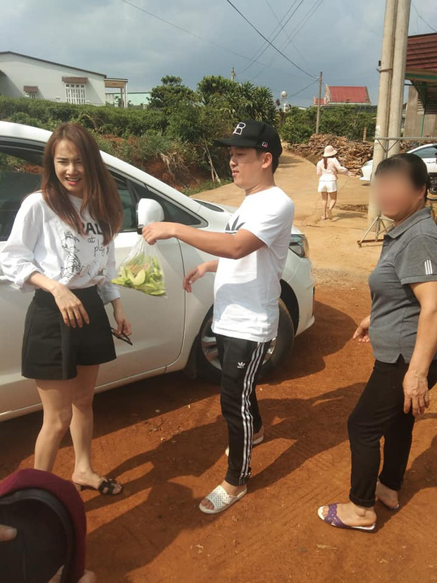 Hình ảnh chân thực nhất của Trường Giang - Nhã Phương khi về quê: Ăn mặc đơn giản nhưng thấy rõ sự đối lập giữa hai vợ chồng - Ảnh 2. Hình ảnh chân thực nhất của Trường Giang - Nhã Phương khi về quê: Ăn mặc đơn giản nhưng thấy rõ sự đối lập giữa hai vợ chồng - Ảnh 2.