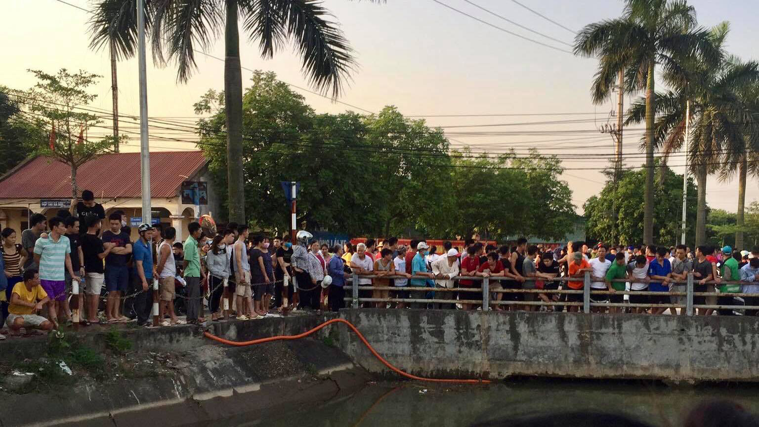 Hai bác cháu tại Hà Nội tử vong thương tâm do bị nước cuốn vào gầm cầu trong lúc đi bơi - Ảnh 1.