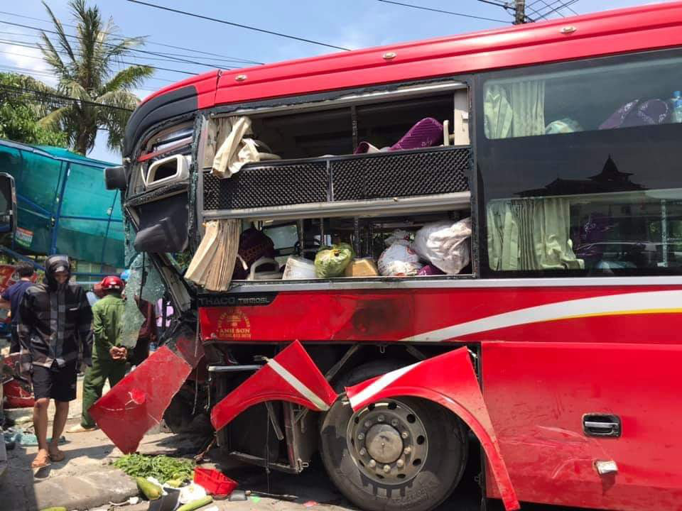 Xe khách và container đối đầu nhau kinh hoàng khiến cô giáo ngồi đón xe buýt bên đường tử vong - Ảnh 2.