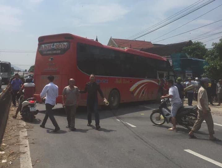 Xe khách và container đối đầu nhau kinh hoàng khiến cô giáo ngồi đón xe buýt bên đường tử vong - Ảnh 5.