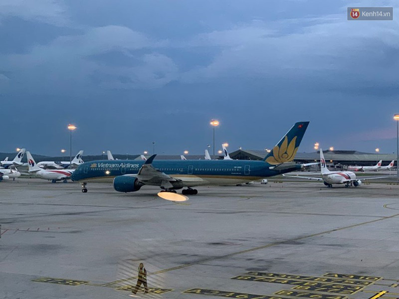 Hơn 270 công dân Việt Nam từ Malaysia về nước trên chuyến bay của Vietnam Airlines - Ảnh 1. Hơn 270 công dân Việt Nam từ Malaysia về nước trên chuyến bay của Vietnam Airlines - Ảnh 1.