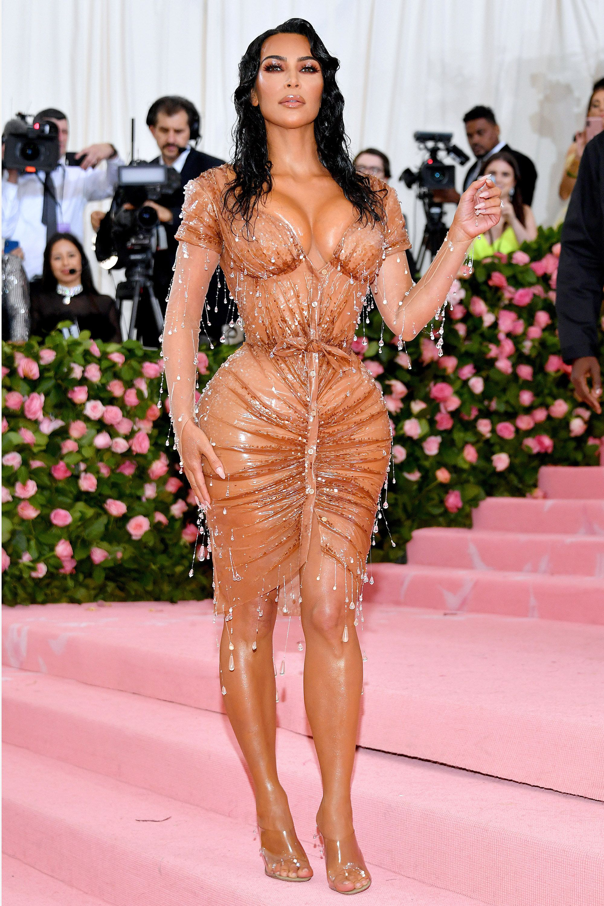 Kim Kardashian qua 7 mùa Met Gala: Đẹp dần đều dù váy vóc ngày càng bó chịt, có bộ ná thở đến mức ngồi không được, đứng chẳng xong - Ảnh 7.