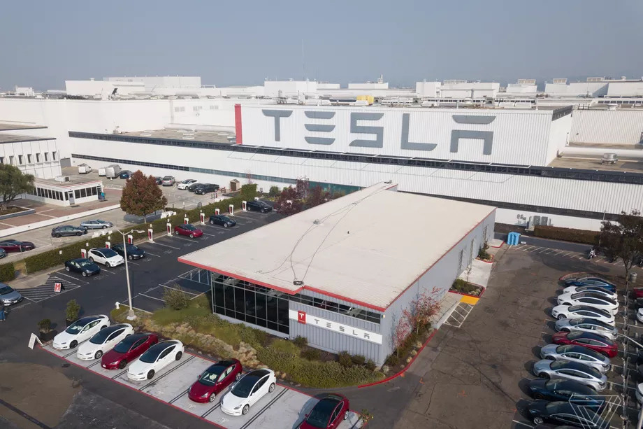 Tesla ngó lơ luật địa phương, tự mở cửa lại nhà máy - Ảnh 1.